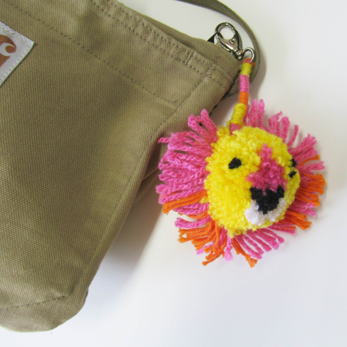 TALLER DE POMPONES ACCESORIOS